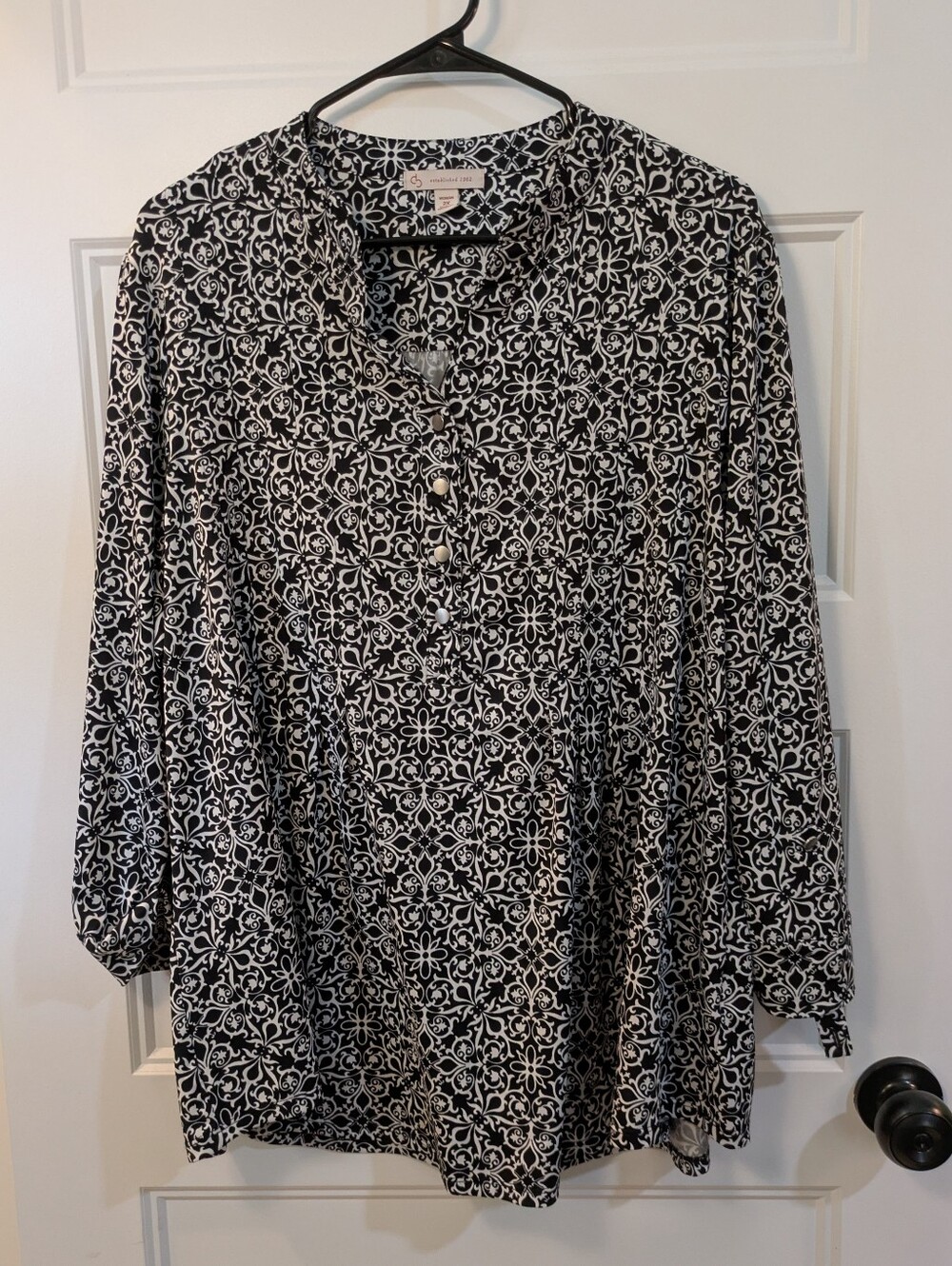 🔴 3/$15 dressbarn Black and White Floral-Geo Button-Front Blouse